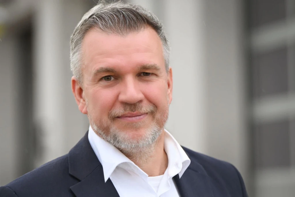 SPD Kandidat und Amtsinhaber Ralf Reinhardt tritt in einer Stichwahl gegen den AfD-Kandidaten an.