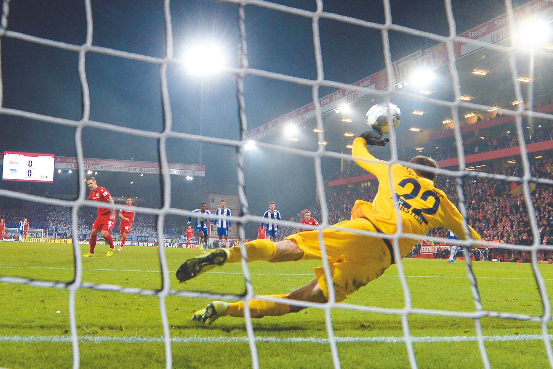 Unions Sebastian Polter (l.), erzielt per Elfmeter das Tor zum 1:0 gegen Herthas Torwart Rune Jarstein.