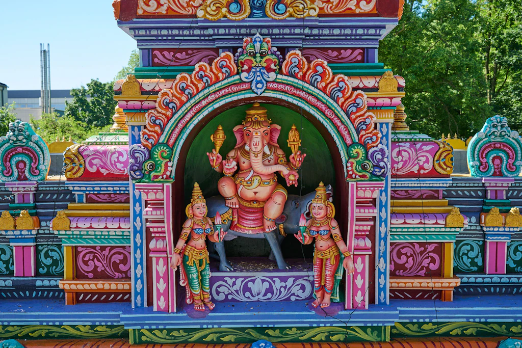 Sri Ganesha thront in seiner Nische an der Hasenheide: Der vierarmige Elefantengott gilt als Überwinder von Hindernissen – davon gab es beim Bau dieses Tempels reichlich.