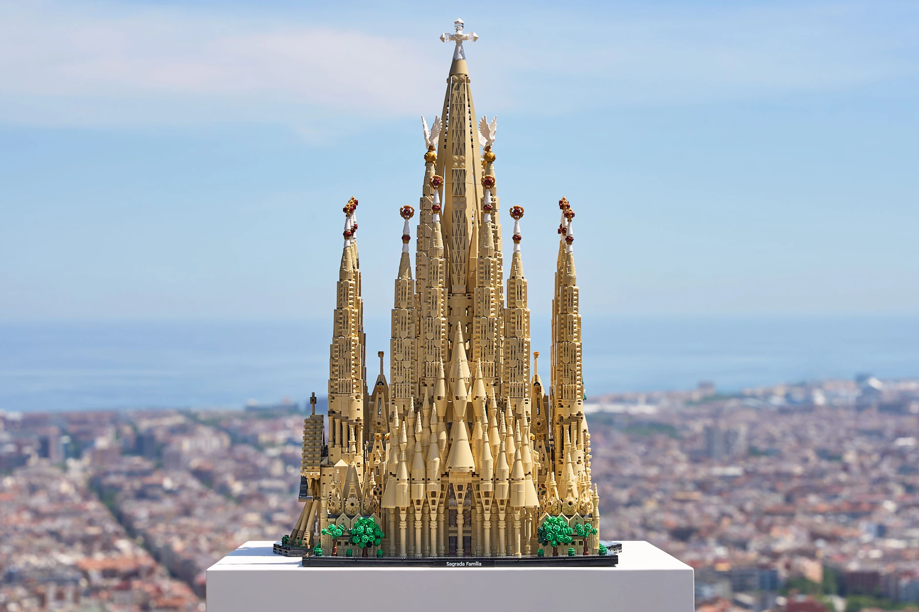 Das Lego-Modell der Basilika Sagrada Familia vor einer Stadtansicht von Barcelona.