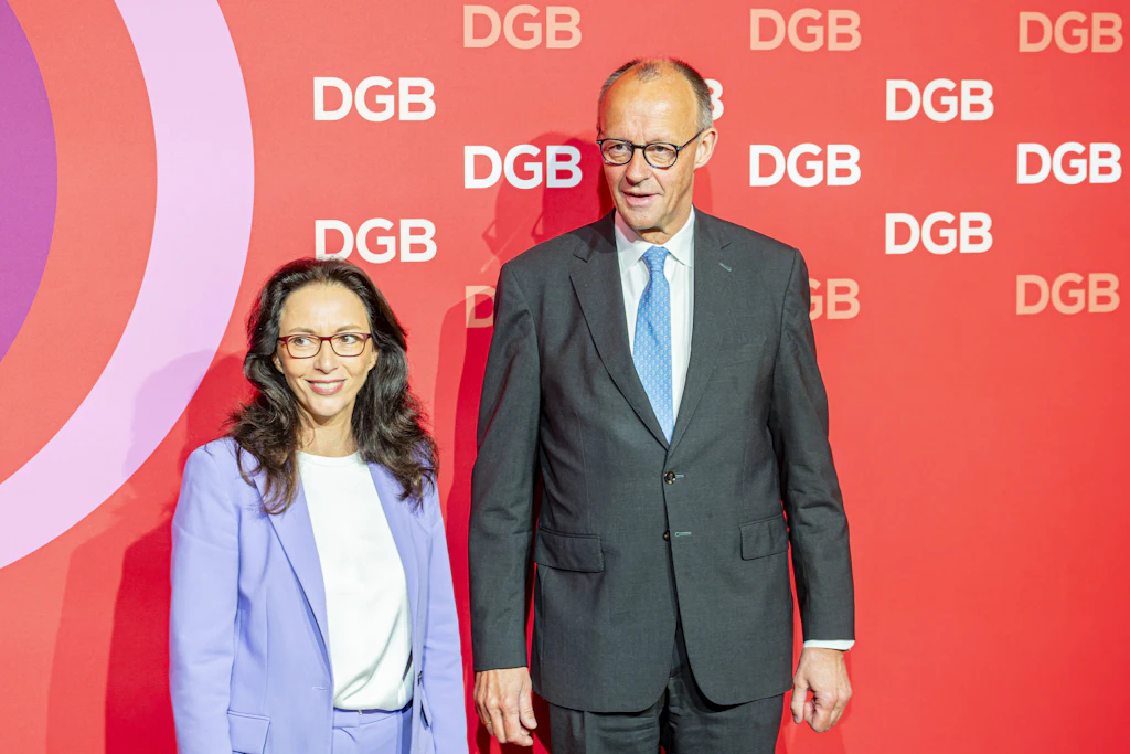 Konzertierte Aktion mit Fragebogen: Das Treffen mit den Tarifpartnern gerät zur Farce