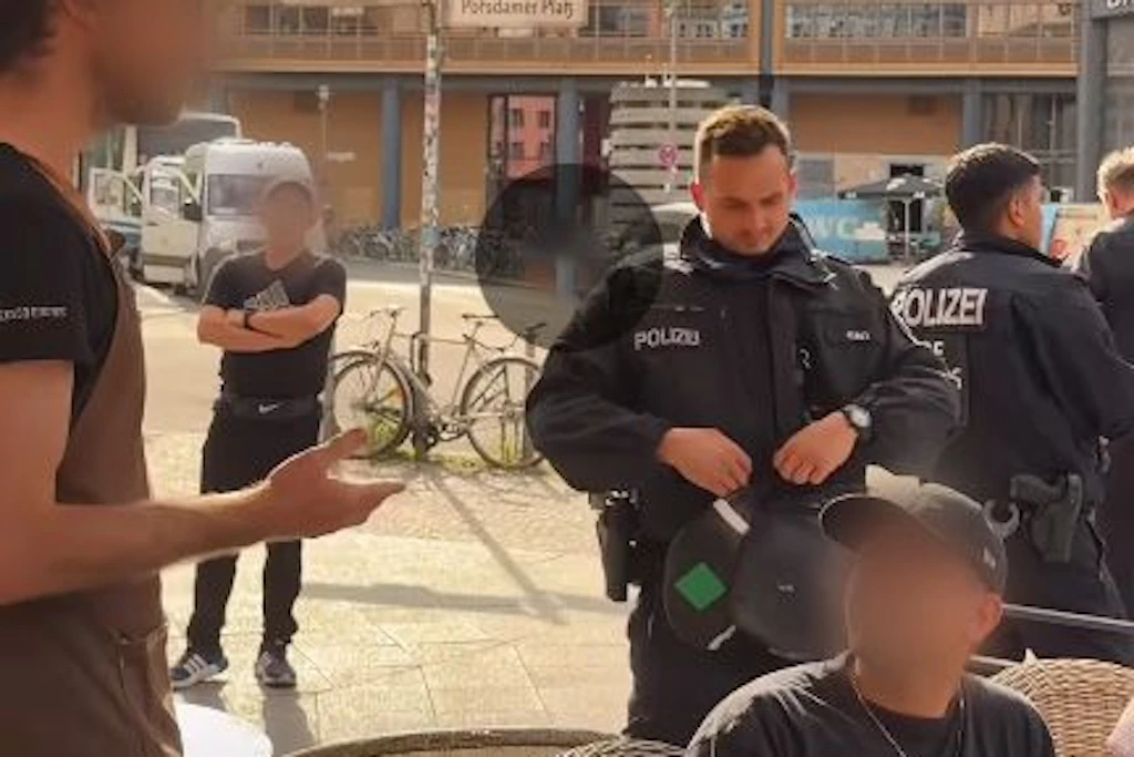 Café wirft am Potsdamer Platz Gäste mit Israel-Fahne raus: Das war der Grund