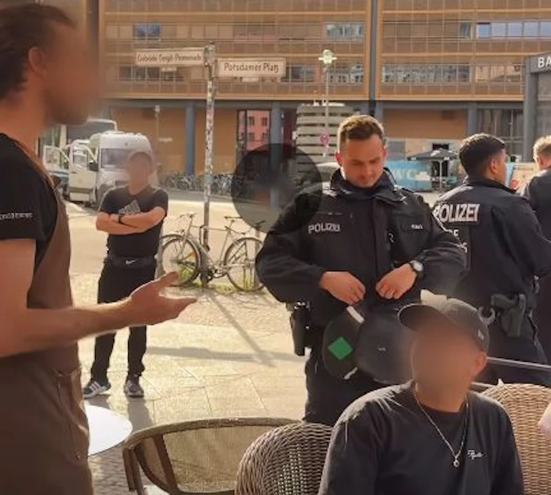 Café wirft am Potsdamer Platz Gäste mit Israelfahne raus: Da