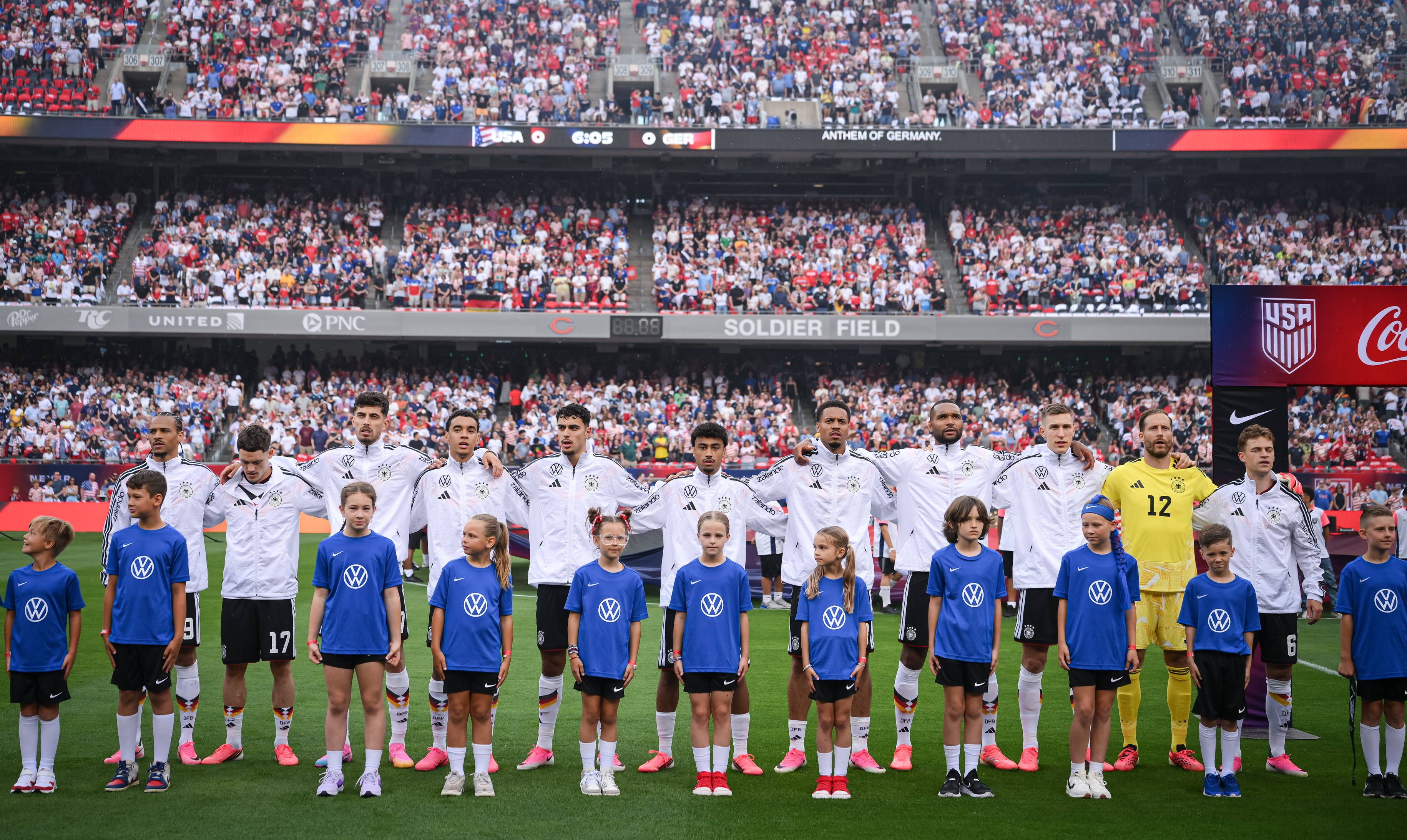 Traditionsbruch bei der WM: Spieler singen jetzt im Kreis Nationalhymne