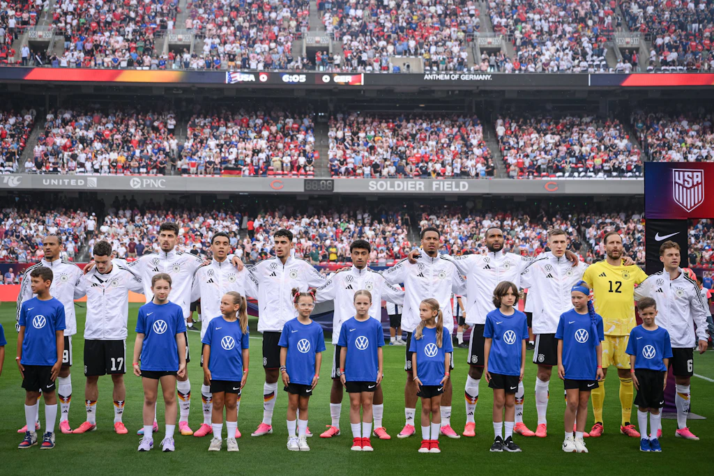 Beim letzten Testspiel gegen die USA stand die deutsche  Nationalelf noch in einer Reihe. Bei der WM 2026 gibt es das nicht mehr. Dort stehen 52 Spieler im Kreis.