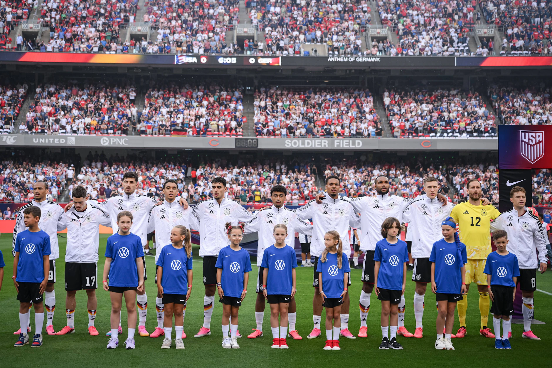 Beim letzten Testspiel gegen die USA stand die deutsche Nationalelf noch in einer Reihe. Bei der WM 2026 gibt es das nicht mehr. Dort stehen 52 Spieler im Kreis.