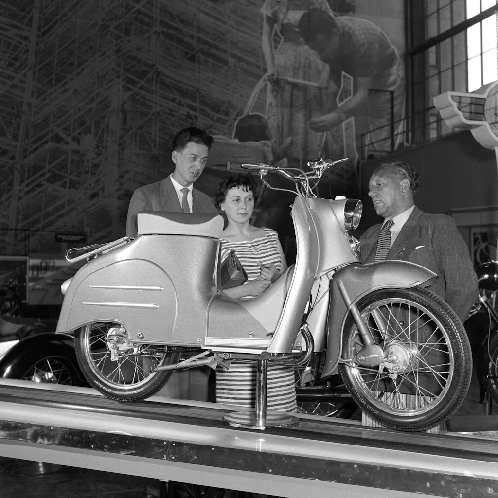Leipzig im Jahr 1958: Besucher der Herbstmesse betrachten ein Moped der Marke Simson.