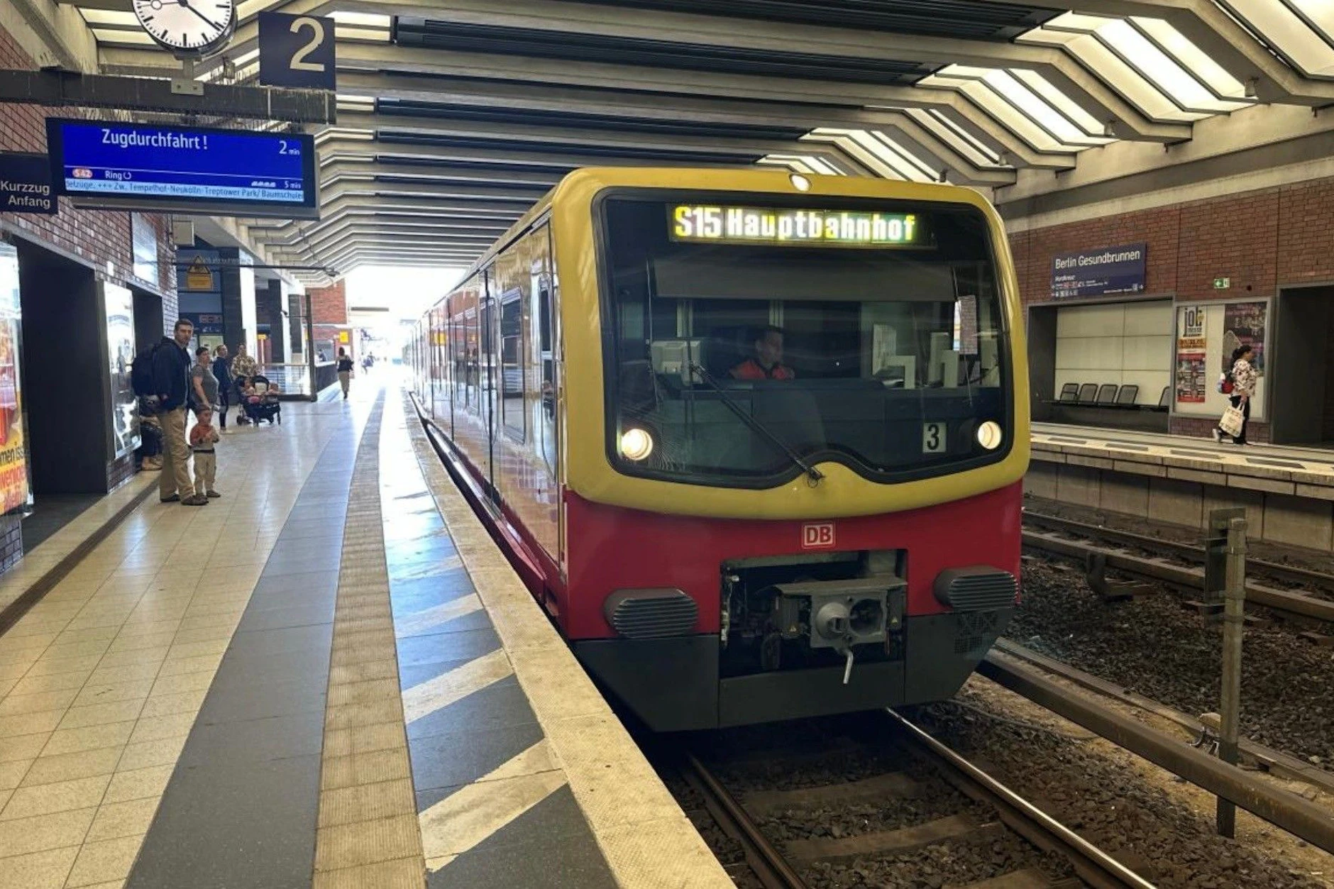 Probefahrt auf der Linie S15: Eine S-Bahn hält im Bahnhof Gesundbrunnen. Vom 15. Juni an soll alle zehn Minuten ein Zug fahren.