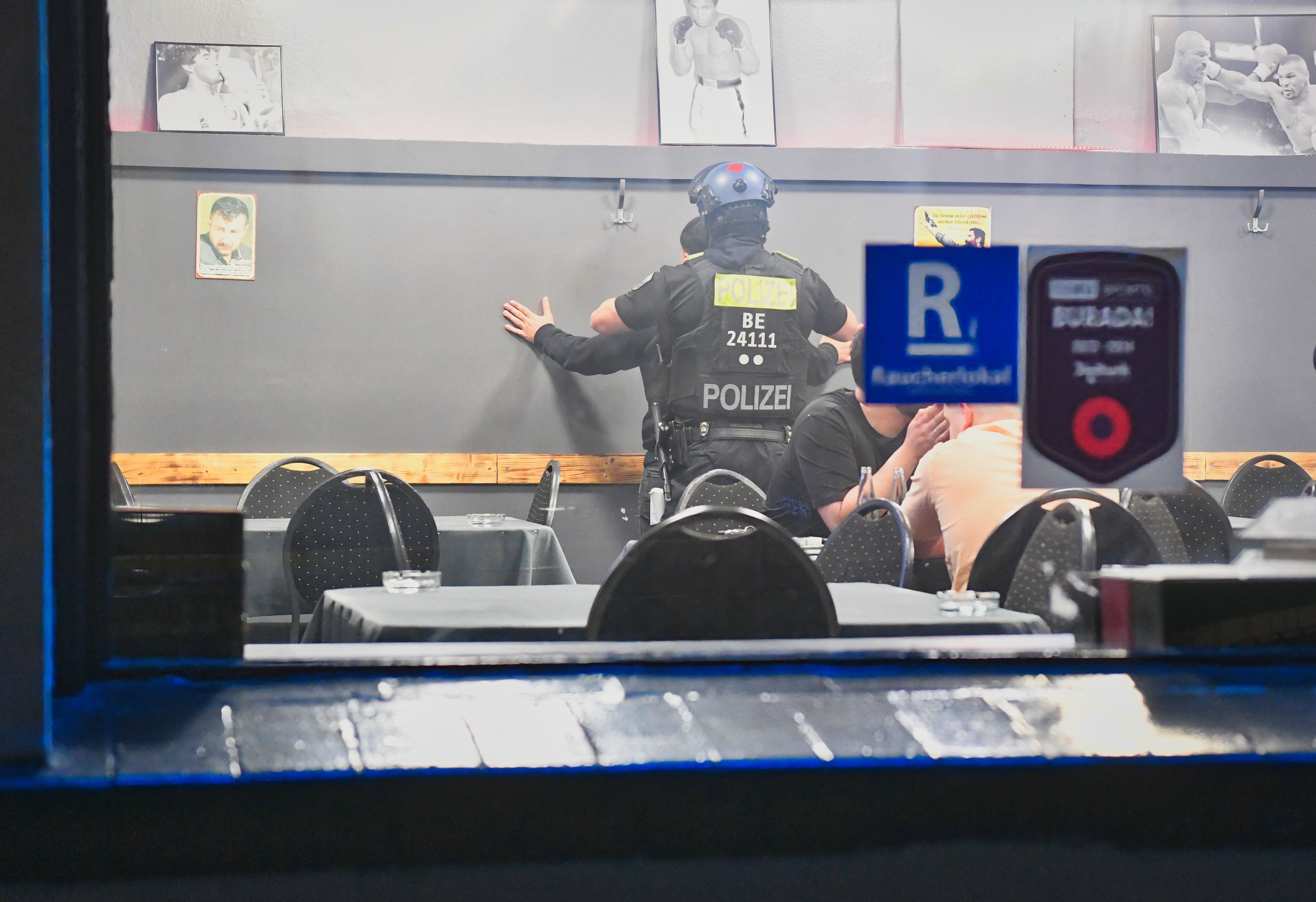 Ein gefälschter Pass, zahlreiche Geldscheine und illegale Spielautomaten