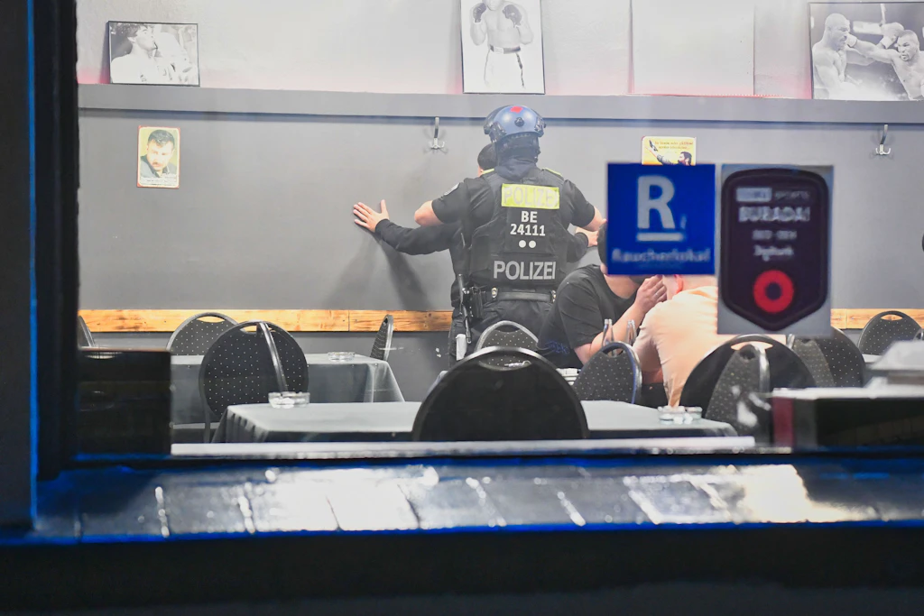 Ein gefälschter Pass, zahlreiche Geldscheine und illegale Spielautomaten