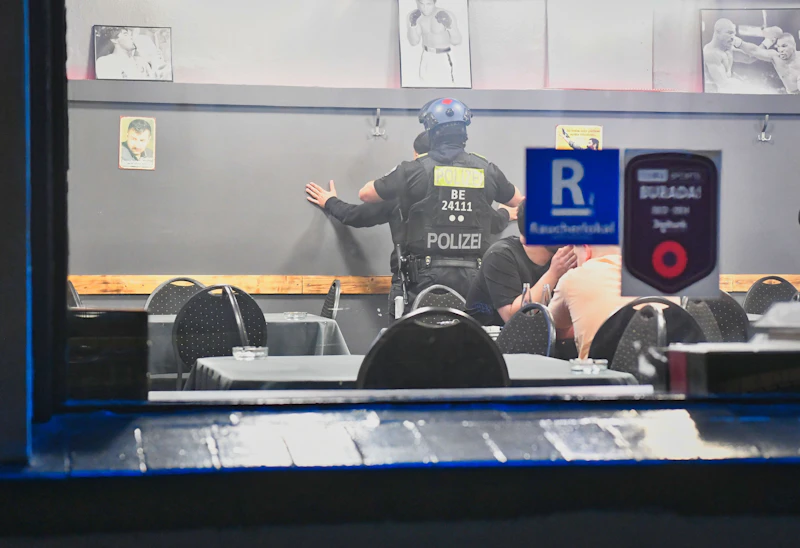 Ein gefälschter Pass, zahlreiche Geldscheine und illegale Sp