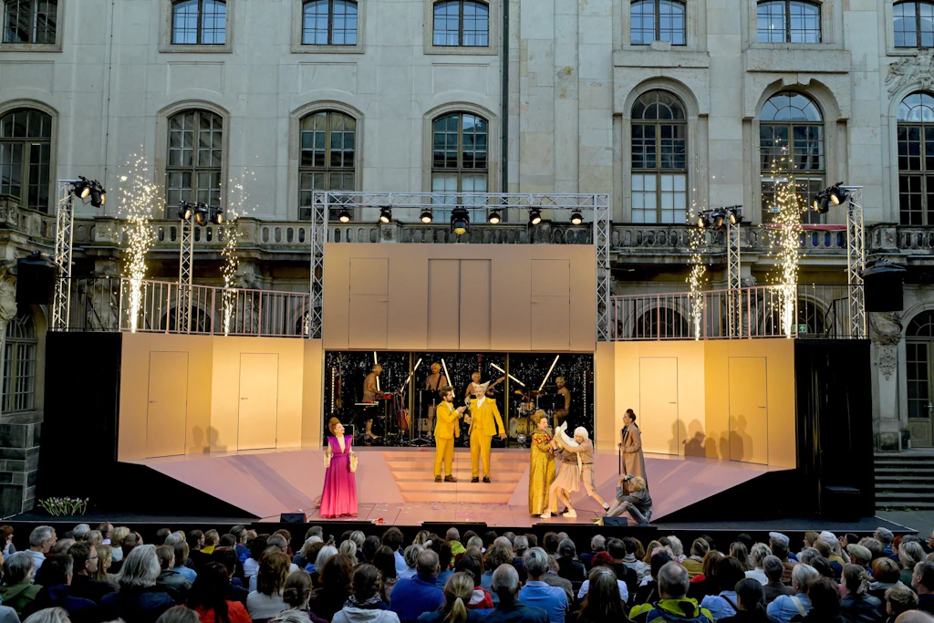 Perfekt für einen lauen Frühlingsabend: Die Inszenierung „Der tollste Tag oder Figaros Hochzeit“ vor historischer Kulisse im Japanischen Palais in Dresden