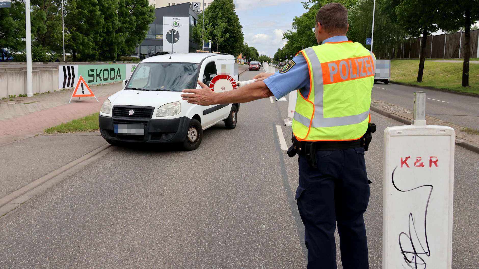 Die Polizei stoppte das Vater-Sohn-Duo, bevor Schlimmeres passieren konnte (Symbolbild).