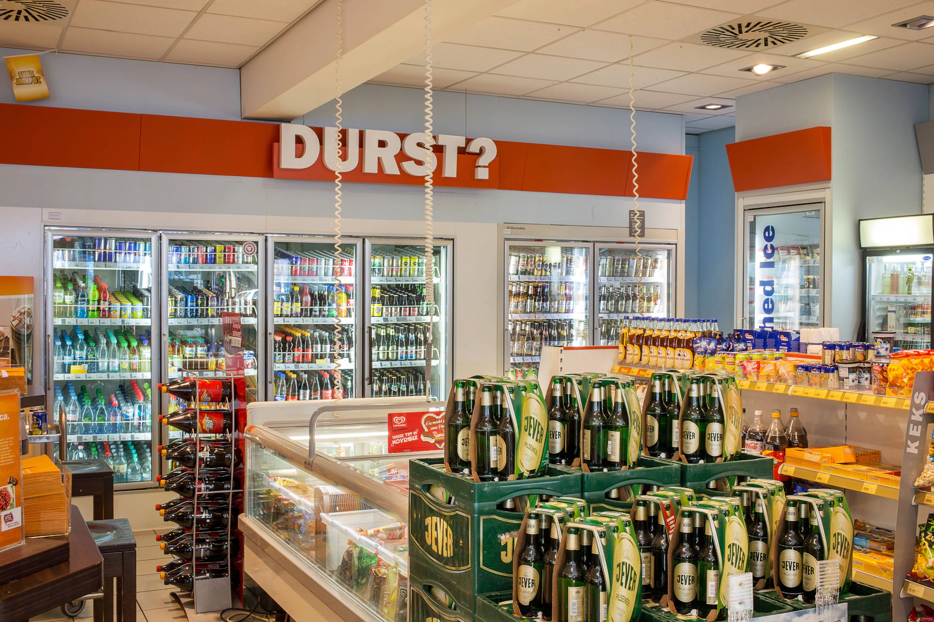 Ein Vater wollte an der Tankstelle Alkoholnachschub holen und ließ dafür seinen elfjährigen Sohn ans Steuer. (Symbolbild)