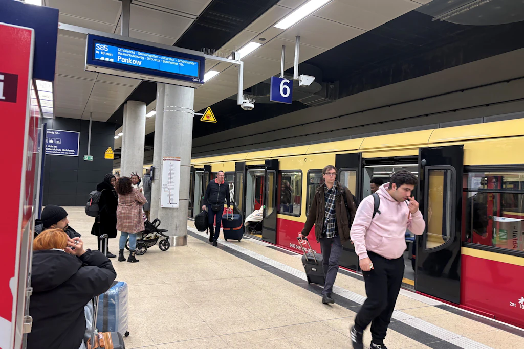 Eine S-Bahn hält unter dem Flughafen BER. Am 12. Juni wird die direkte S-Bahn-Verbindung nach Berlin unterbrochen.