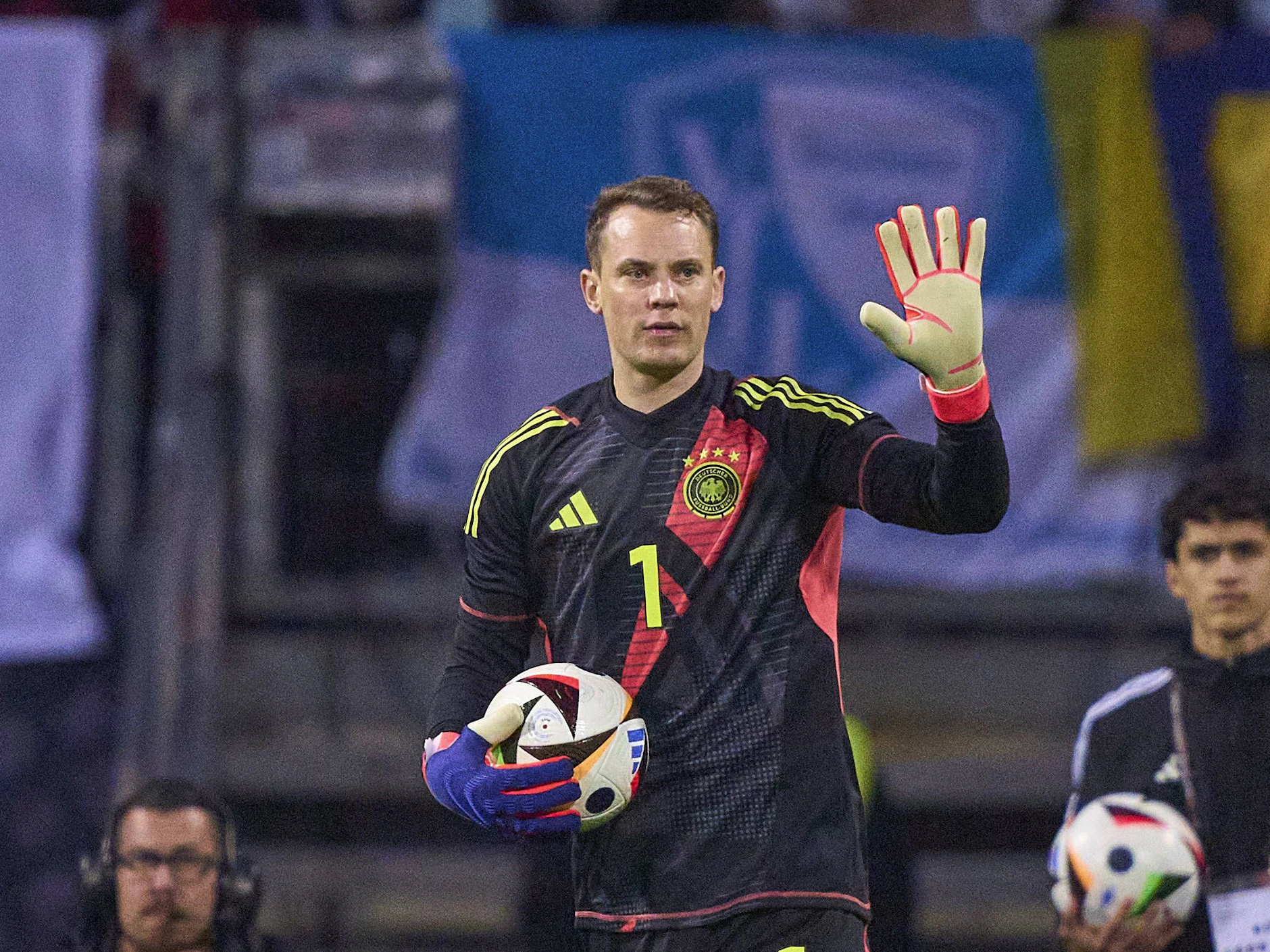 Nationaltorwart Manuel Neuer darf den Ball bei der WM 2026 nur noch acht Sekunden in den Händen haben. Die letzten fünf Sekunden zählt der Schiri per Countdown ab.