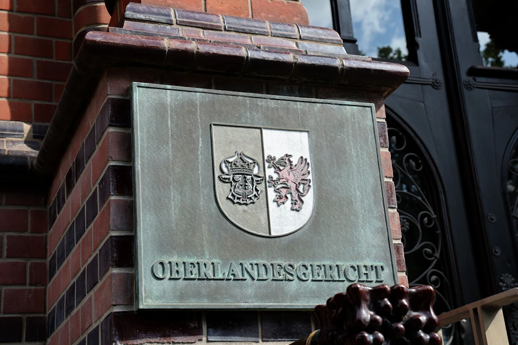 Das Oberlandesgericht Rostock hat die Berufungsbegründung inzwischen an die Staatskanzlei weitergeleitet und zur Stellungnahme aufgefordert. Sechs Wochen hat die Landesregierung Zeit.