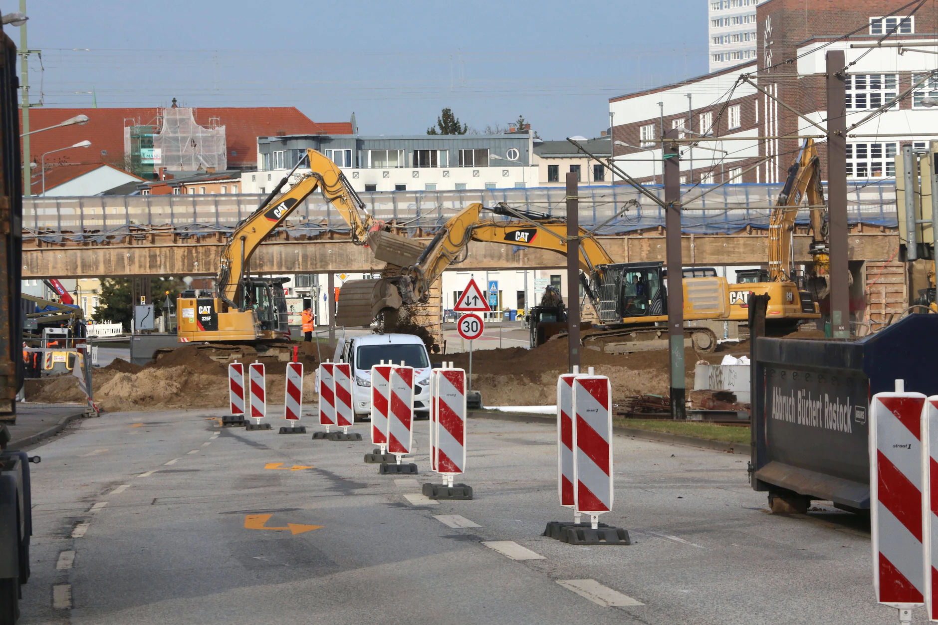 In Mecklenburg-Vorpommern wird zwar nicht an vielen Stellen gebaut, an einigen Brücken wie hier am Goetheplatz in Rostock schon.