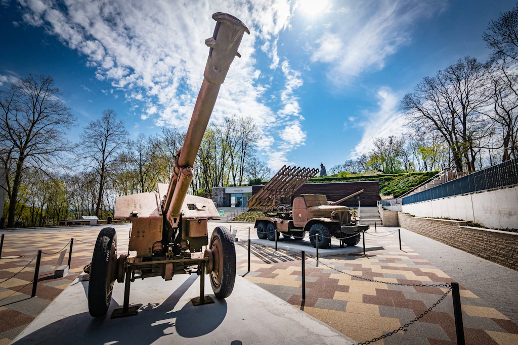 Auch Kriegsgerätschaften sind in Seelow aufgestellt.