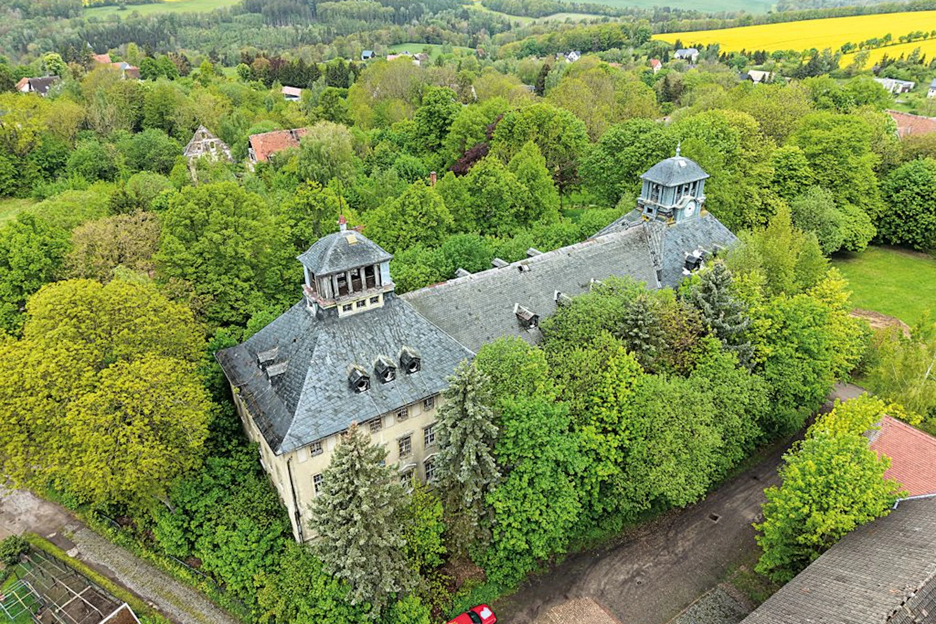 In diesem Gebäude in Oberschöne war bis 1900 ein Kinderheim untergebracht. Nun steht es seit Jahren leer, hat sich in einen Lost Place verwandelt.