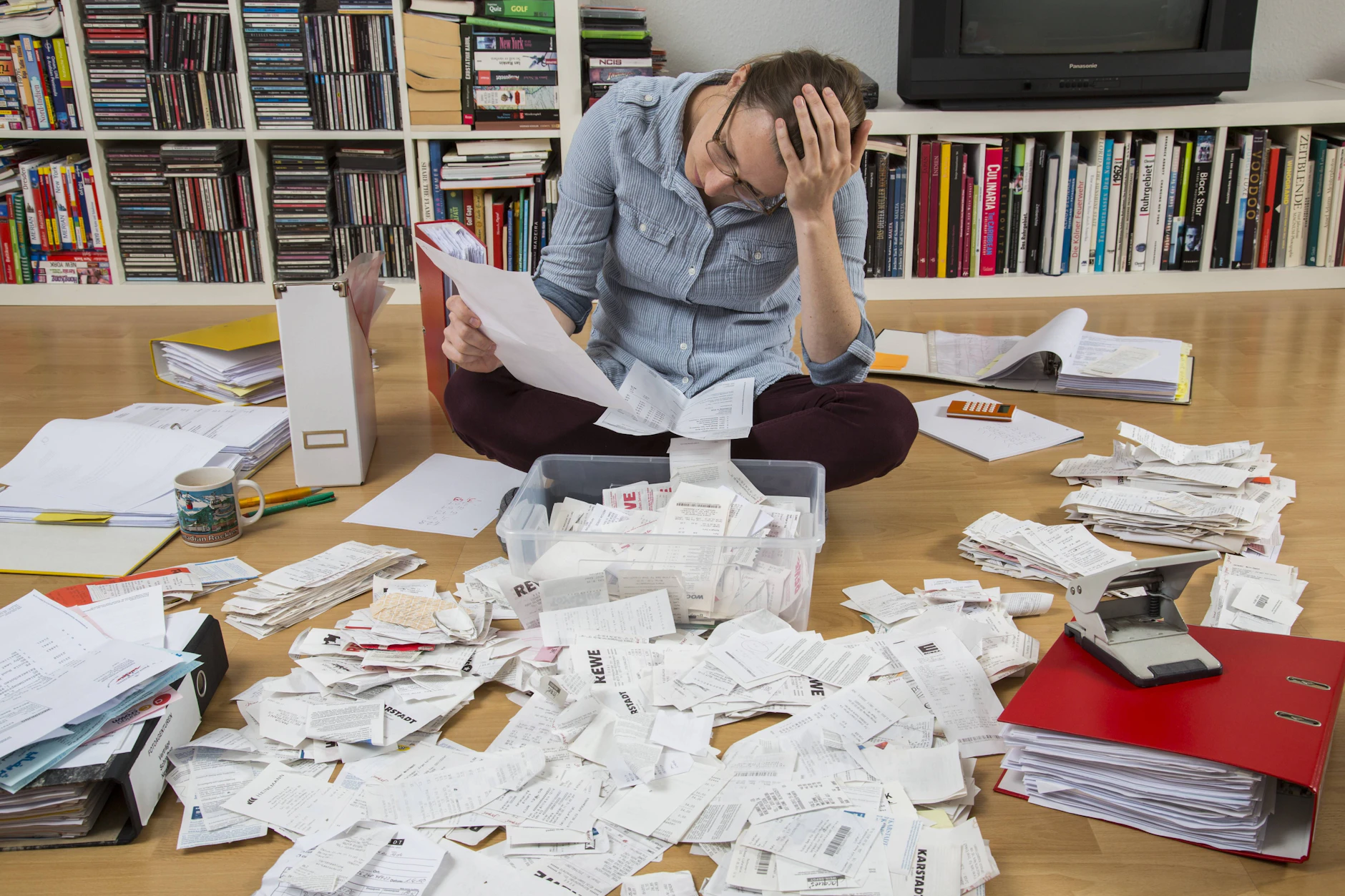 Statt sich gewaltigen Aufgaben zu stellen, wie hier dem aufgestauten Papierkram, ist es besser, sich kleine Häppchen vorzunehmen. Dann sieht man weiter.