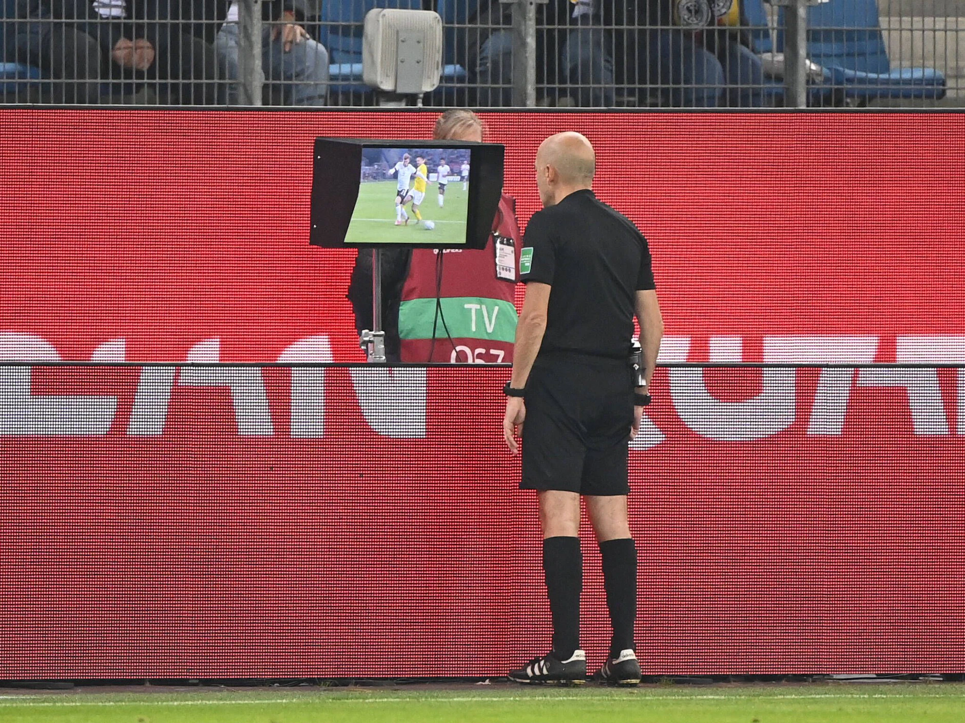 Bei der WM 2026 darf der VAR jetzt noch häufiger einschreiten. Die Schiedsrichter müssen noch mehr Szenen überprüfen.