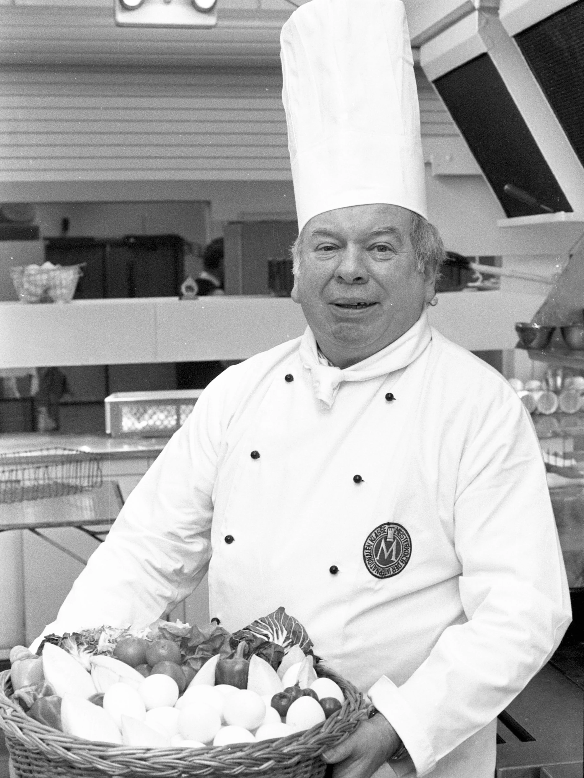 DDR-Koch Kurt Drummer war für seine klassischen Rezepte bekannt. Auch gekochte Eier mit Senfsoße hat er zubereitet und in einem seiner Kochbücher verewigt.