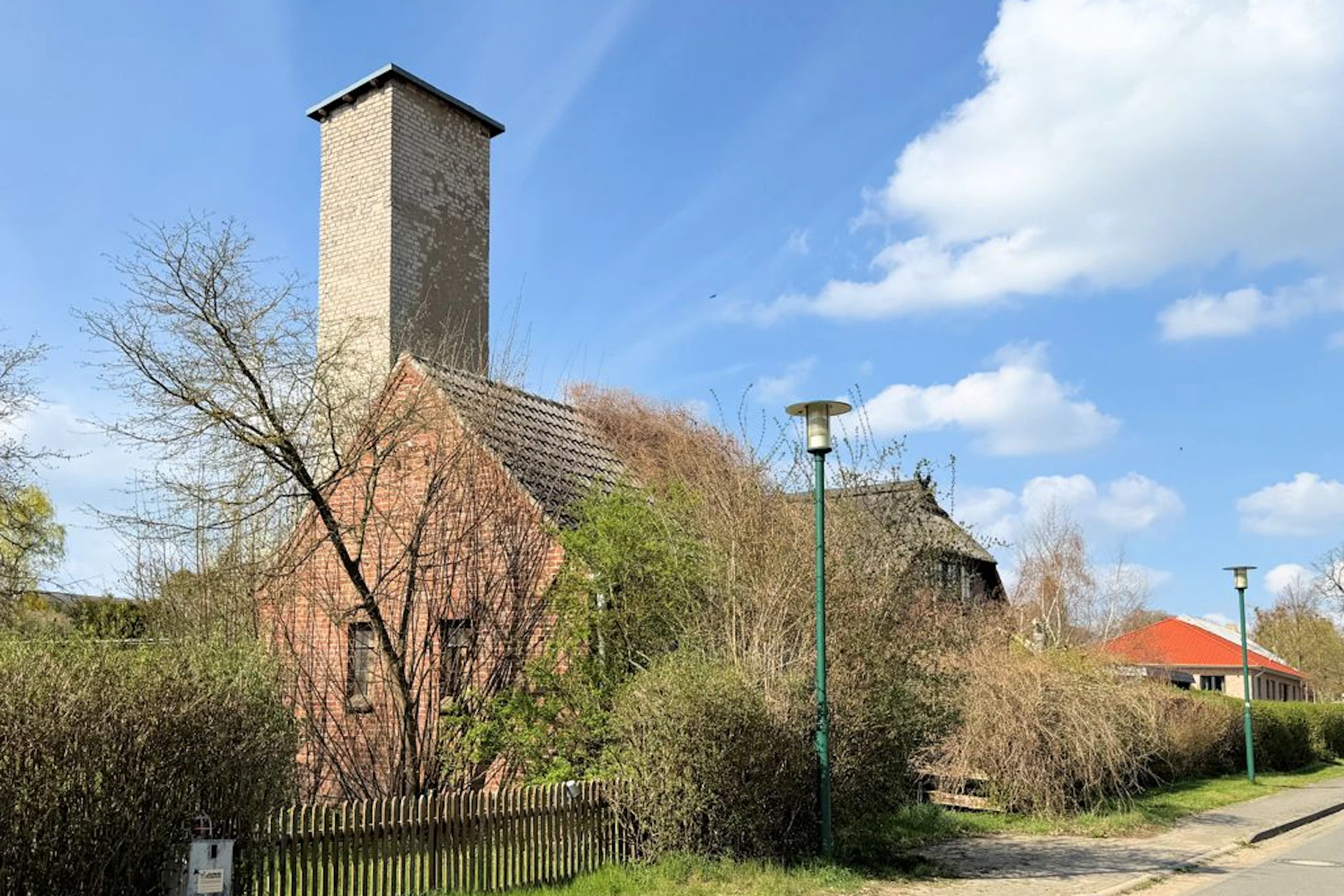 Im Schlauchturm dieses Feuerwehrhauses am Kummerower See wurden früher Schläuche getrocknet. Heute steht das Gebäude zum Verkauf.