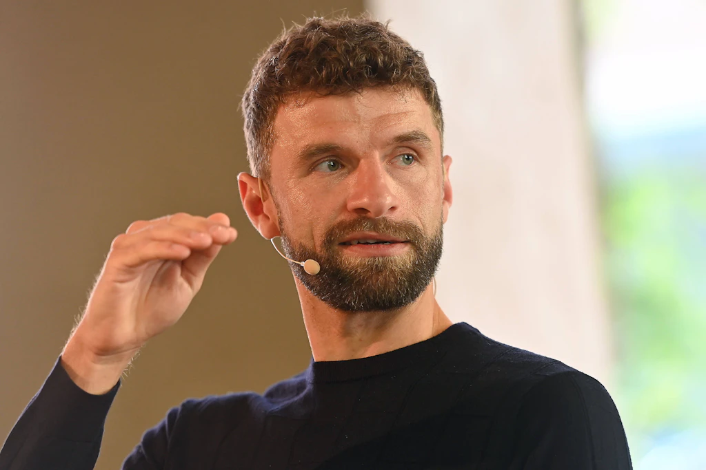 Thomas Müller beim Superum-Launch in München: Der 36-Jährige spricht über Kapseln, Schlaf und seine WM-Premiere als TV-Experte.