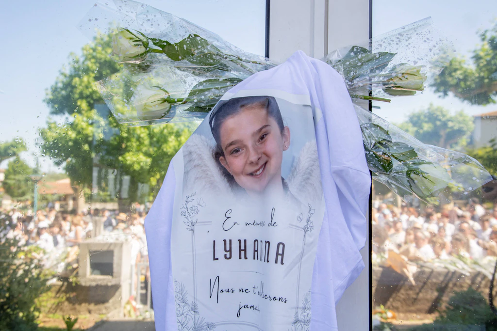 Ein Foto von Lyhanna und Blumen beim Schweigemarsch für die getötete Elfjährige in Fleurance.