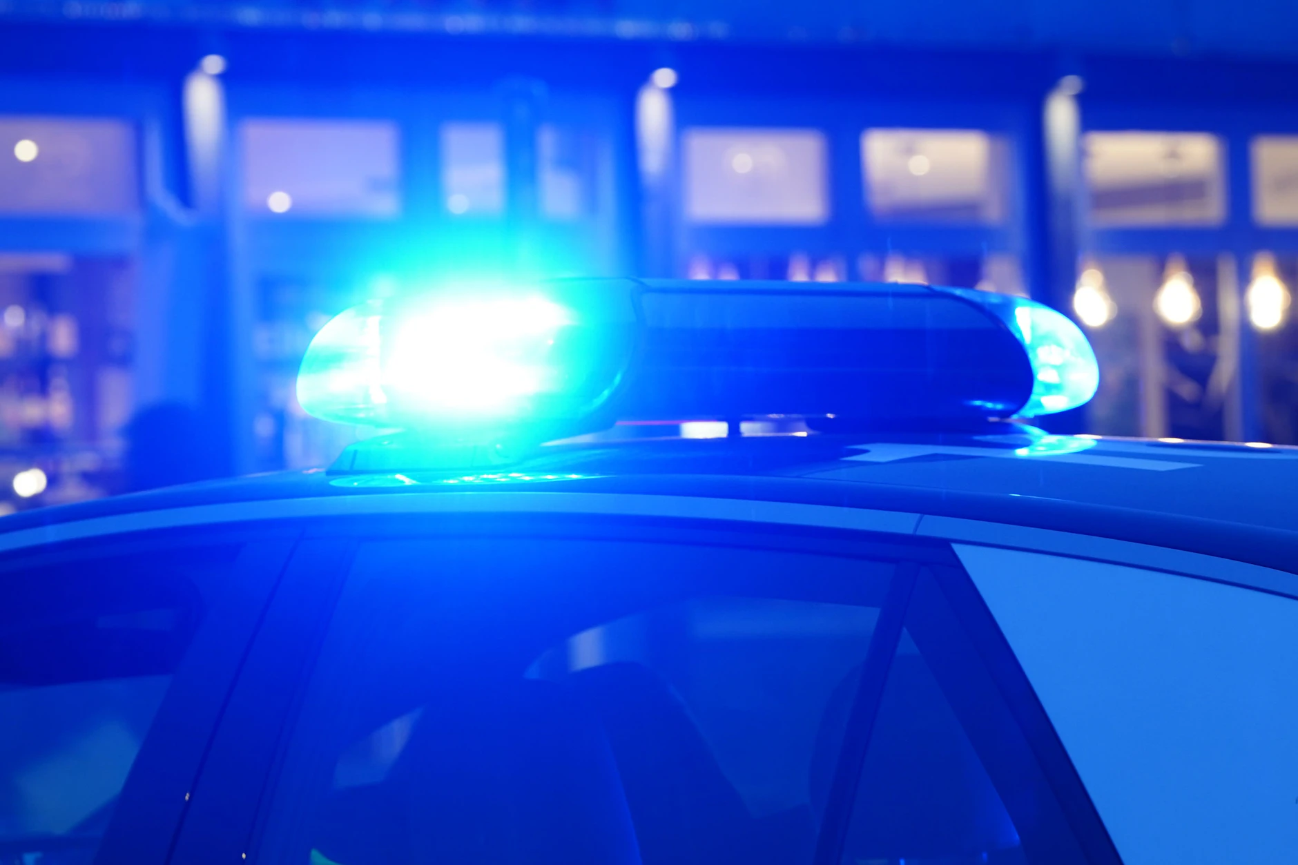 Die Polizei fahndet mit Hochdruck nach dem entflohenen Mörder.