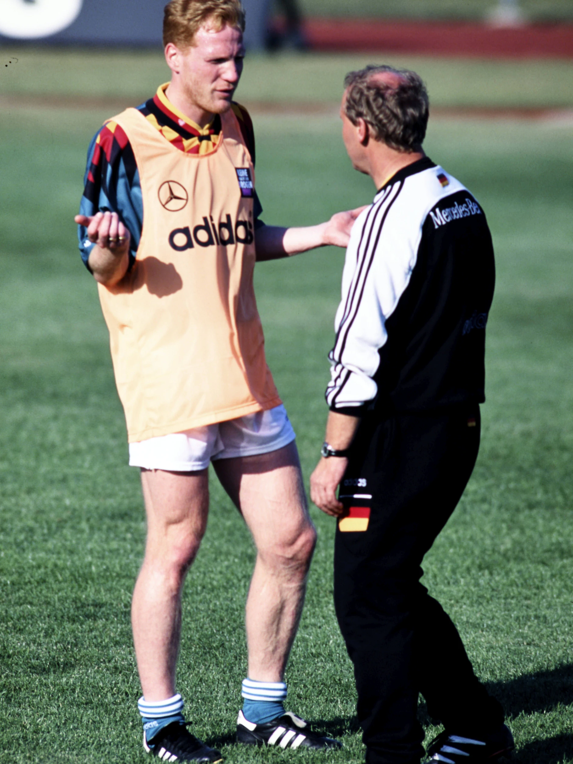 1994, beim WM-Training in Chicago: Bundestrainer Berti Vogts spricht mit Matthias Sammer.