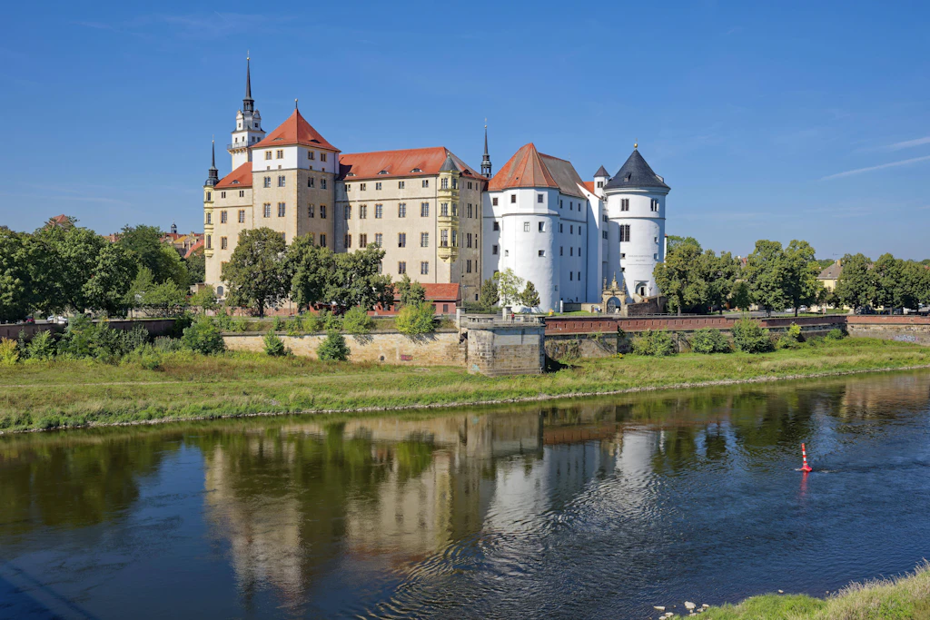 Schloss Hartenfels am Fluss Elbe