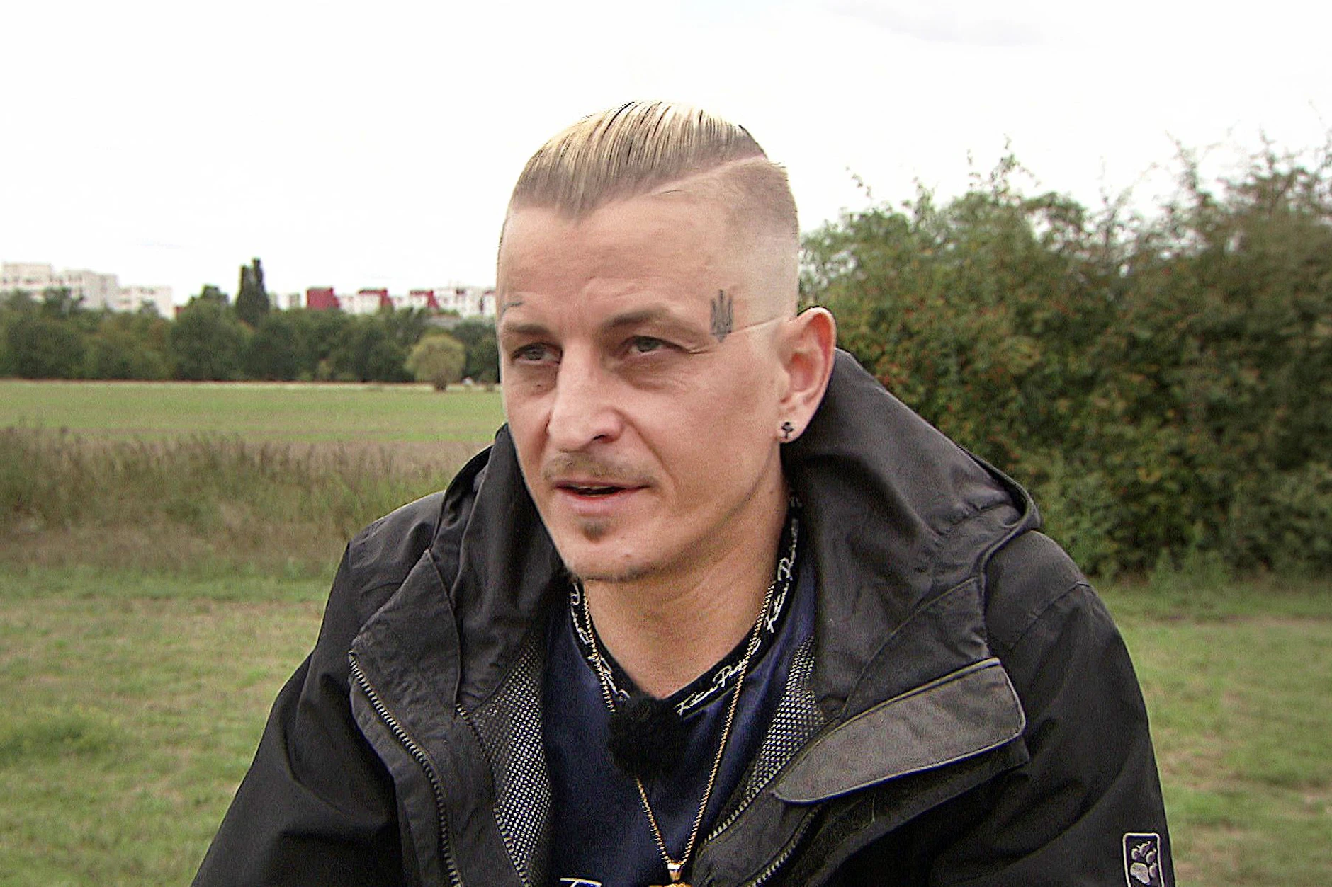 Archii möchte nicht arbeiten, sondern lieber vom Staat leben – und sich in der Zeit eine Karriere als Rapper aufbauen.