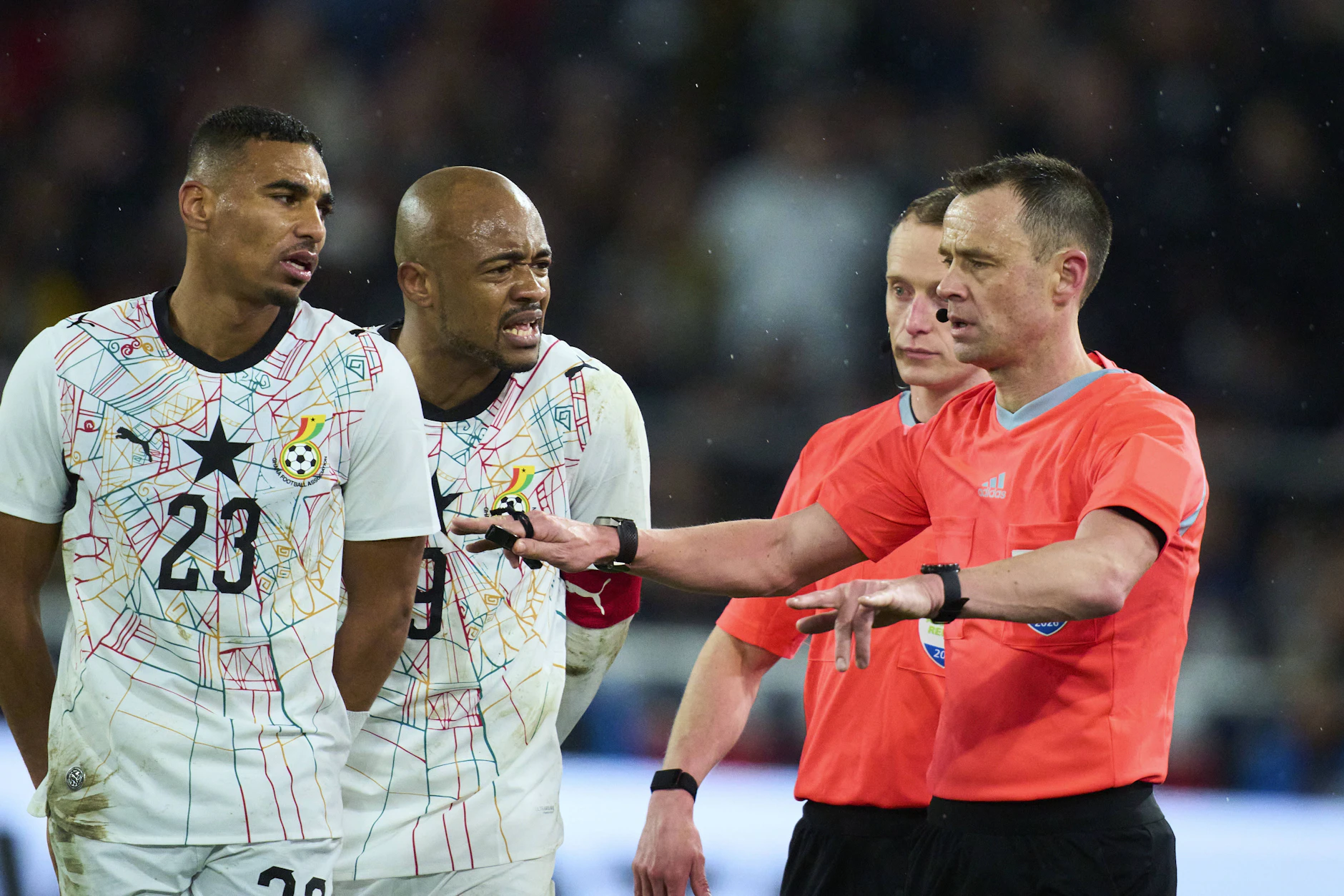 Das Ghanaer Trikot hat das Ranking gewonnen. Die New York Times schreibt: „Das Design ist von Kente inspiriert, einem traditionellen ghanaischen handgewebten Stoff, der offenbar seinen Ursprung darin hat, dass Weber versuchten, die Muster einer Spinne namens Anansi aus ihrer alten Folklore nachzuahmen.“