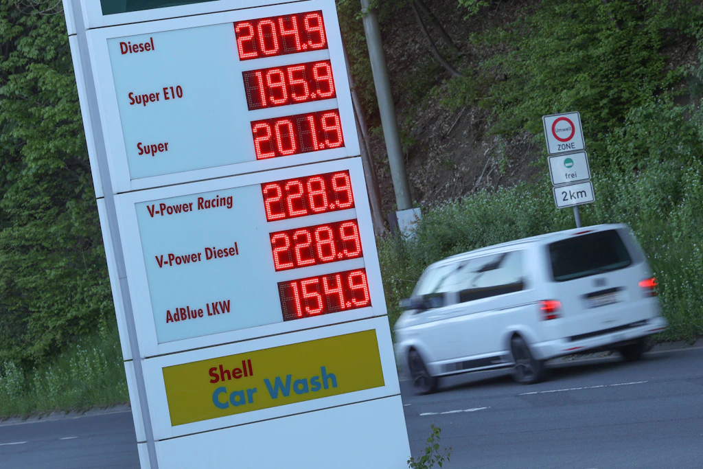 Viele erleben Inflation besonders heftig an der Tankstelle.