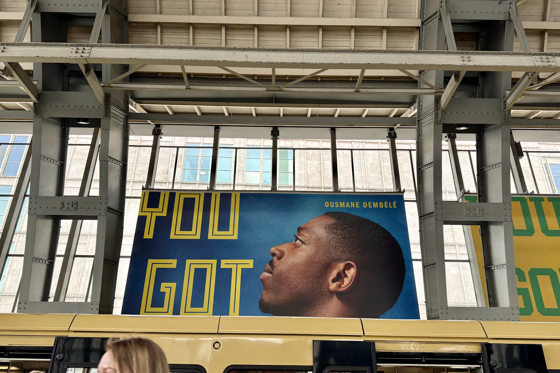 Auch ein Werbebanner von Ousmane Dembélé hängt am Bahnhof.