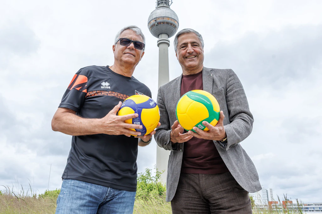Volleyball: Bundesliga, BR Volleys präsentieren ihren neuen Trainer. Kaweh Niroomand, Geschäftsführer der BR Volleys, und Trainer Andrea Anastasi (l.).