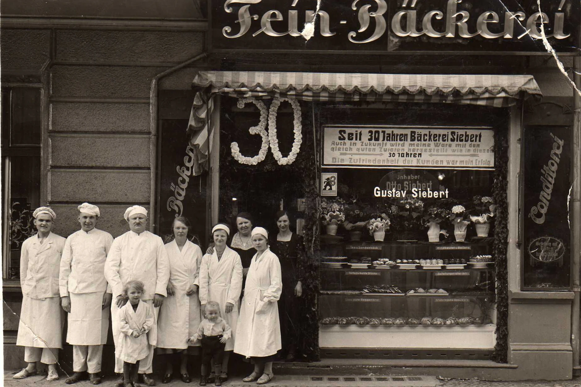 30-Jahr-Feier der Bäckerei Siebert 1936: Gustav Siebert mit seinen Mitarbeitern.