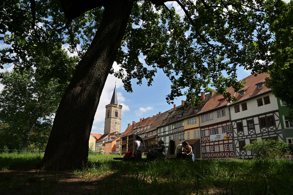 Ein schattiges Plätzchen an der Krämerbrücke im Zentrum von Erfurt.