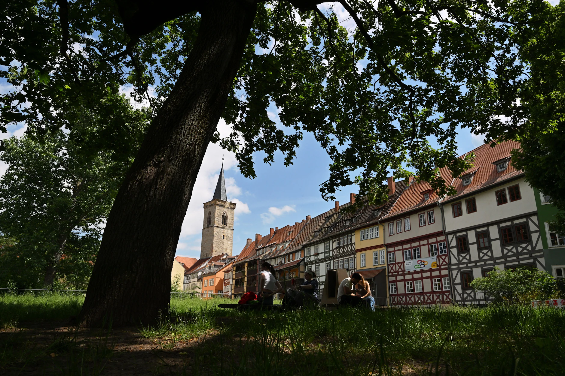 Ein schattiges Plätzchen an der Krämerbrücke im Zentrum von Erfurt.