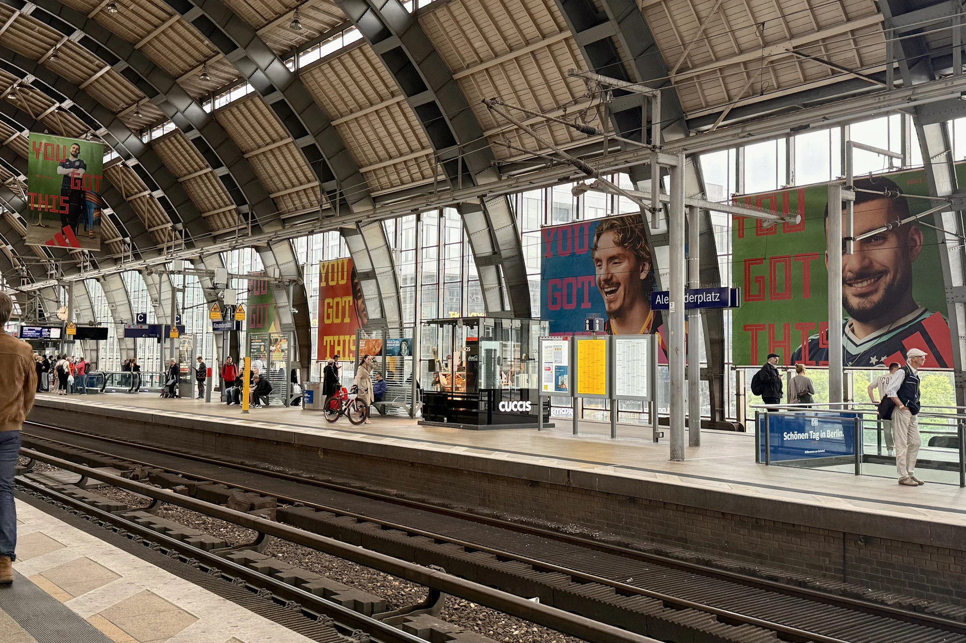 Über den gesamten S-Bahnhof Alexanderplatz sind Werbebanner der DFB-Elf verteilt.