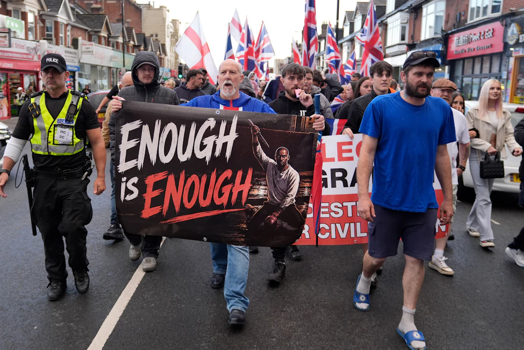 Demonstranten ziehen durch Southampton. Nach der Messerattacke in Belfast und der Festnahme eines Mannes aus dem Sudan kam es in mehreren britischen Städten zu Protesten gegen die Migrationspolitik.