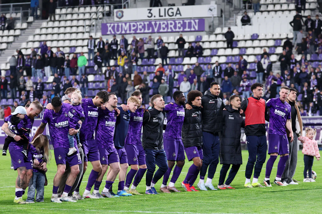 Die Hoffnung stirbt zuletzt: Ob Aue in der 3. Liga bleiben kann, entscheidet sich am 11. Juni.