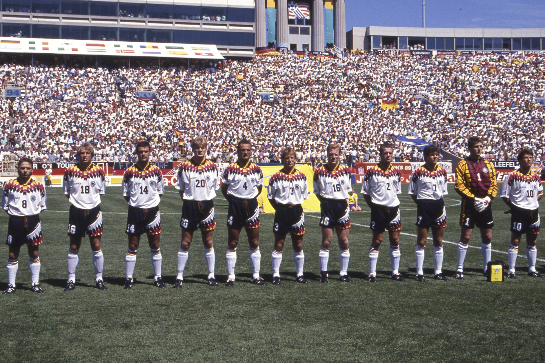 Die Mannschaftsaufstellung vor dem Spiel gegen Spanien (21. Juni 1994, Endstand: 1:1), Matthias Sammer (7. von links) sang bei der Nationalhymne nicht mit.