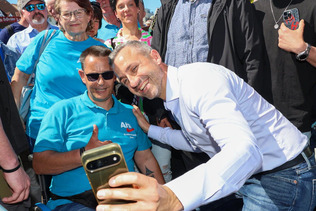 Sachsen-Anhalt, Schönebeck: Der AfD-Spitzenkandidat Ulrich Siegmund gibt Autogramme und macht Selfies.