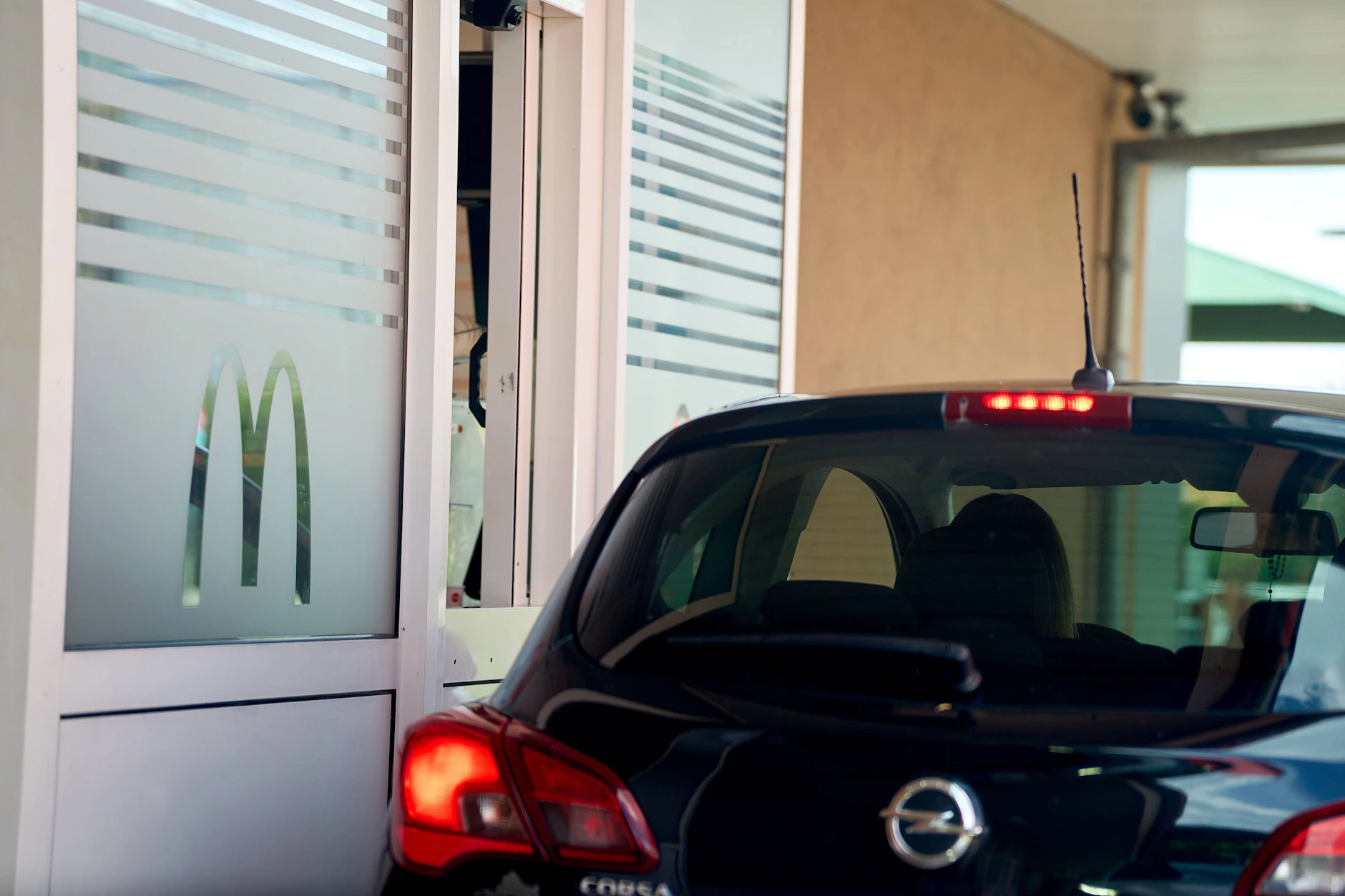 Ein Auto wartet am McDonald's Drive-thru: Künftig könnte hier eine KI die Bestellung aufnehmen.