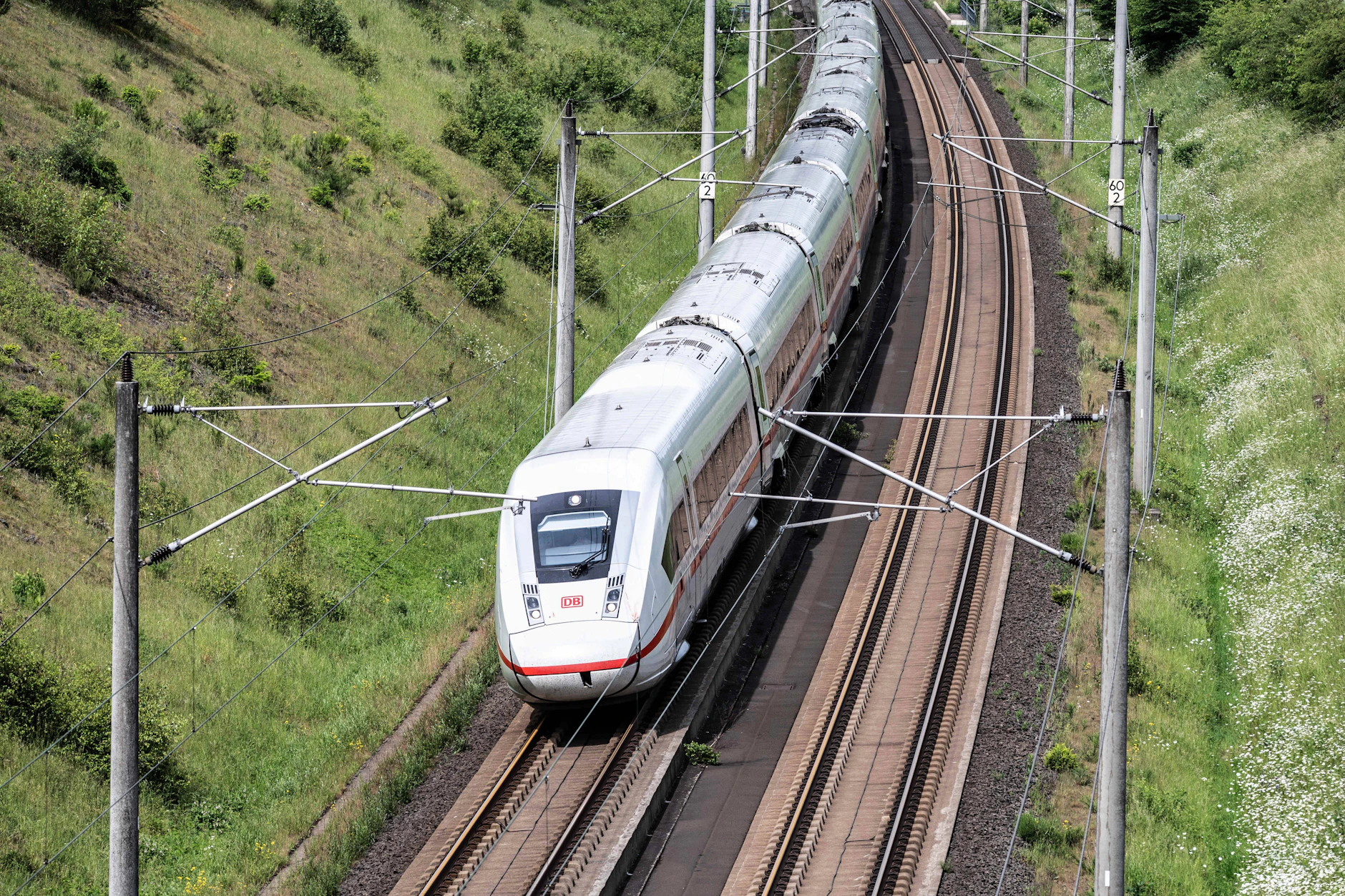 Die Deutsche Bahn muss fleißig bauen, um ihr Schienennetz für ICE und Co. zu verbessern.