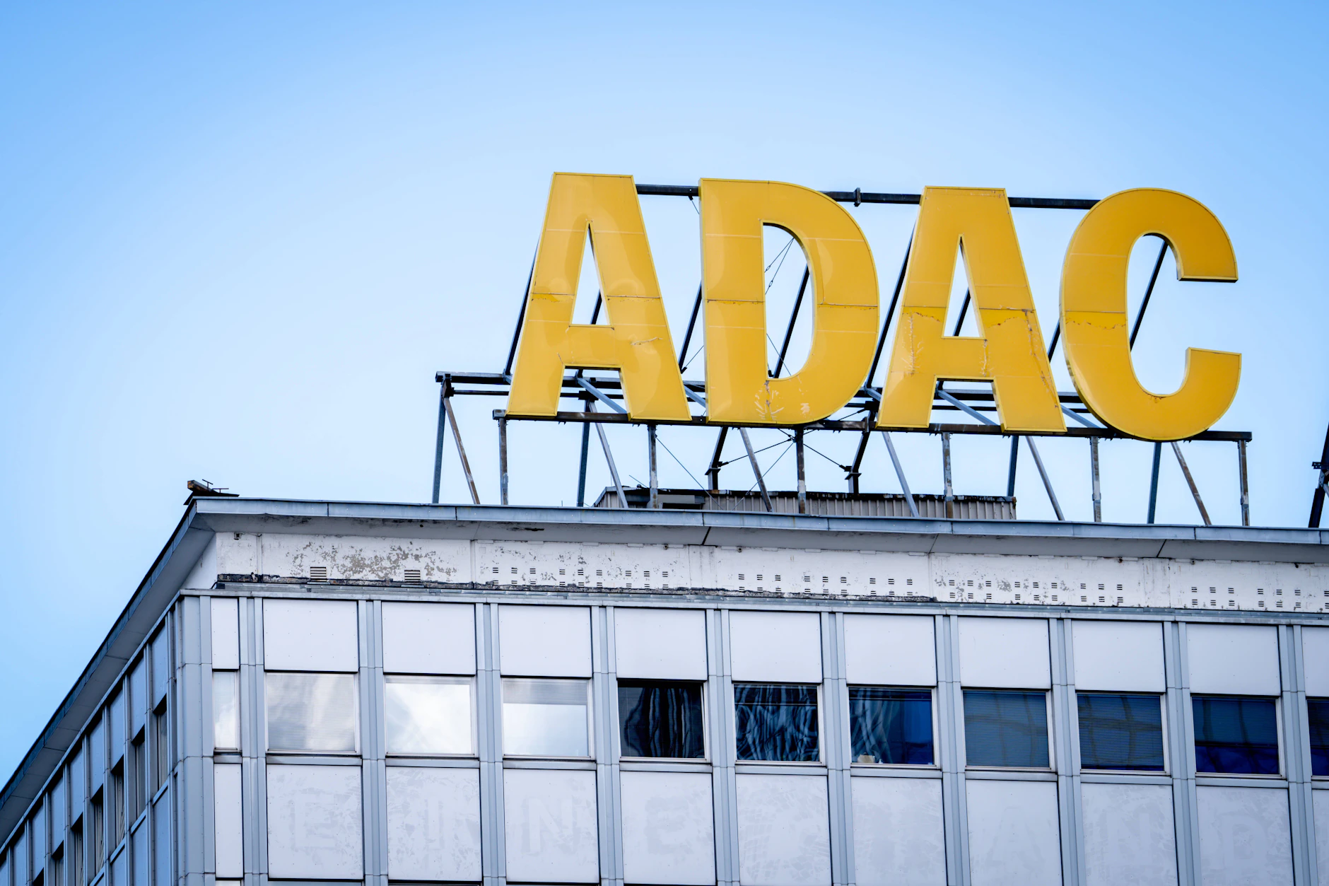 Der ADAC hat neue Zahlen zur Handynutzung im Straßenverkehr veröffentlicht.