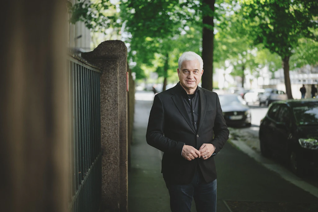 Hans-Joachim Frey besucht Dresden regelmäßig. Er lebt heute in Moskau, ist eng in die russische Kulturszene eingebunden.